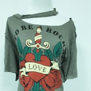 Distress graphic tee with one side collar detailed